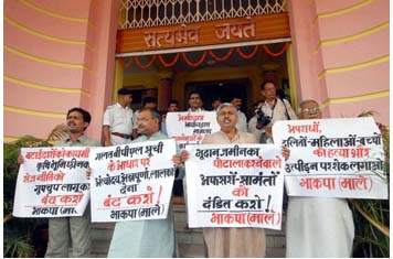 CPI ML legislators protesting inside Bihar Assembly